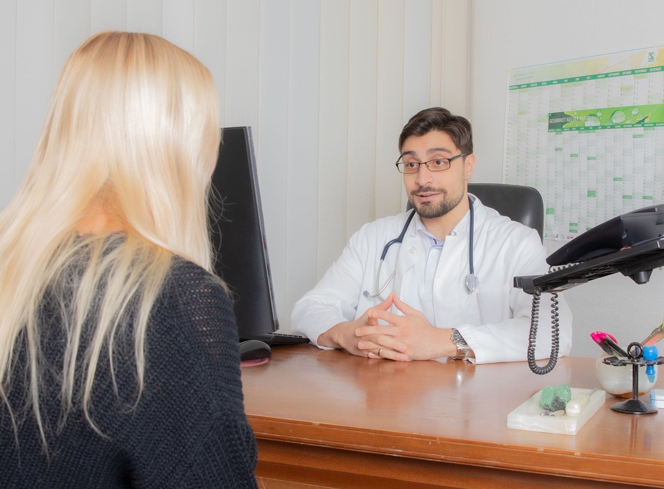 Dr. med. A. Haidary im Gespräch mit einer Patientin